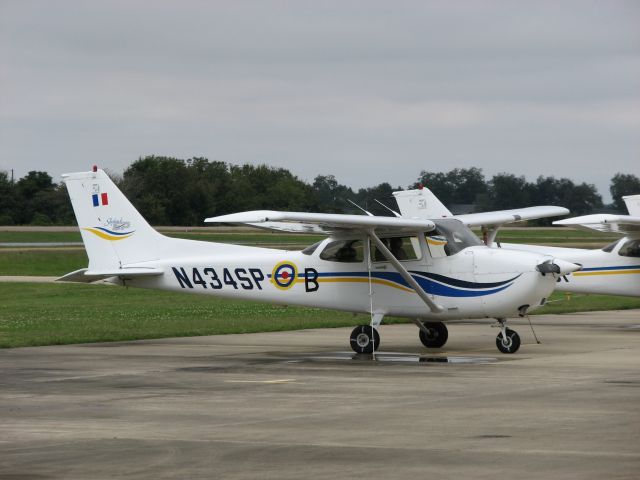 Cessna Skyhawk (N434SP) - Sitting on the ramp for SAFECON 2009.