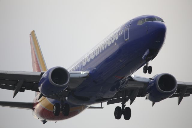 Boeing 737-800 (N8570W)