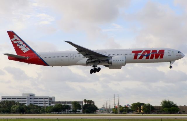BOEING 777-300 (PT-MUB)
