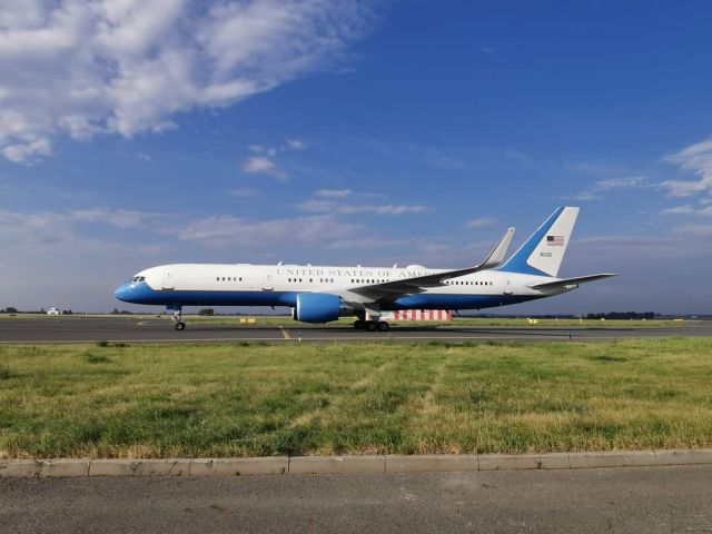 Boeing 757-200 (9800001) - Mike Pompeo in Prag