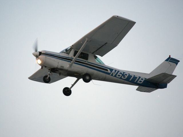 Cessna 152 (N6377B) - Pattern work. Runway 26.