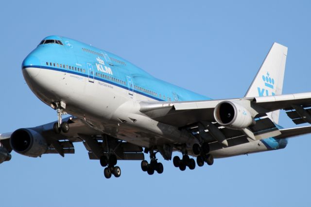 Boeing 747-400 (PH-BFU) - Jan. 7, 2012 - short final for 28