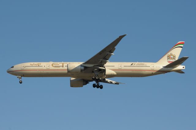 BOEING 777-300 (A6-ETH)