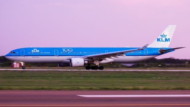 Airbus A330-300 (PH-AKB) - A very purple sunset reflection during departure.