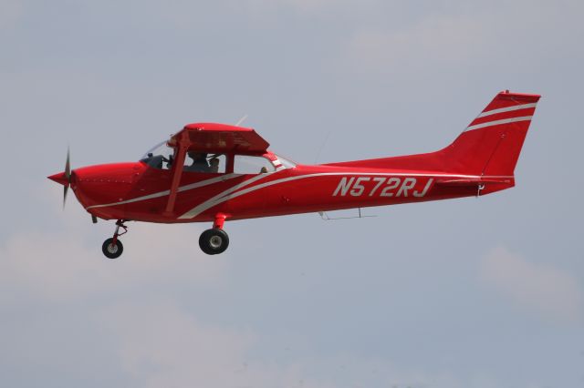 Cessna Skyhawk (N572RJ) - N572RJ