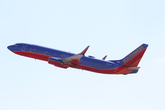 Boeing 737-800 (N8628A)
