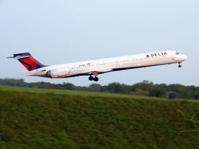 McDonnell Douglas MD-90 (N930DN)
