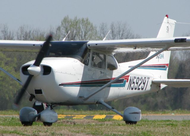 Cessna Skyhawk (N5929T) - Taxiing to runway 14 at the Shreveport Downtown airport.