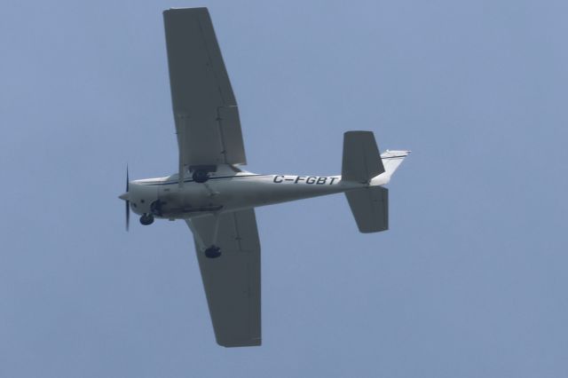 Cessna Commuter (C-FGBT) - C-FGBT Cessna Commuter 150-L Montreal Flying Club Inc. Survolant le fleuve St-Laurent QC. à Lavaltrie Le 15-07-2024 à 14:48.