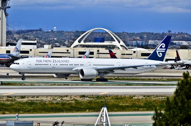 BOEING 777-300 (ZK-OKN) - ZK-OKN Air New Zealand Boeing 777-319/ER (cn 38406/911)  Los Angeles International Airport (IATA: LAX, ICAO: KLAX, FAA LID: LAX) TDelCoro April 11, 2012