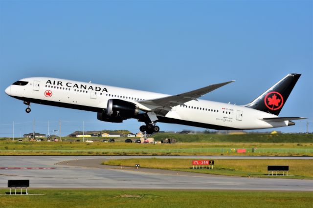 Boeing 787-9 Dreamliner (C-FVLU) - Air Canada Boeing 787-9 Dreamliner departing YYC on Aug 4.