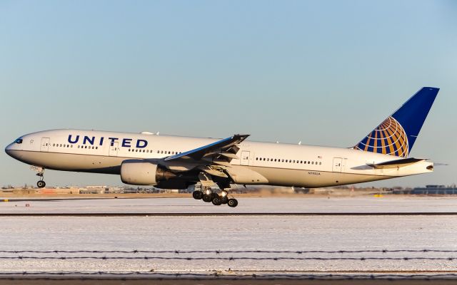 Boeing 777-200 (N795UA)