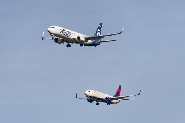 Boeing 737-900 (N434AS) - 3rd April, 2016; another dual approach at SFO.  Alaskas brand new B739 alongside Deltas B738.