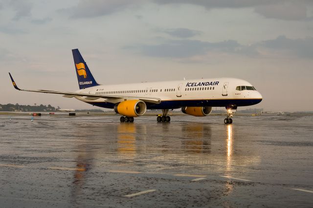 Boeing 757-200 (TF-FIP) - Heavy summer showers on ICE @ KBOS Logan !