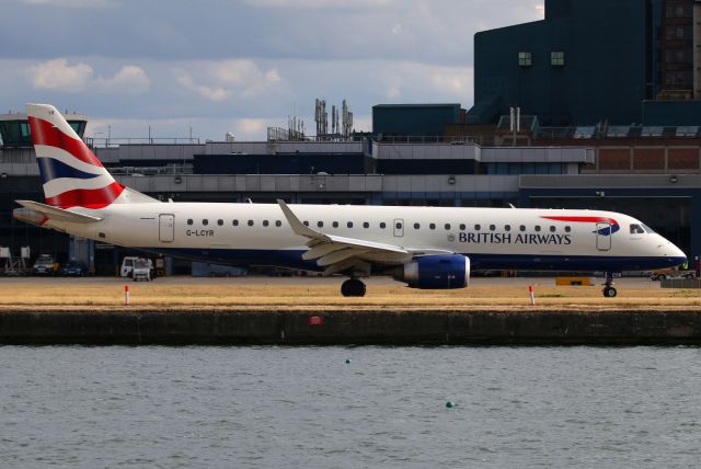 Embraer ERJ-190 (G-LCYR)