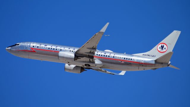 Boeing 737-800 (N905NN) - The mighty AstroJet.br /br /What a beauty.br /br /Bonus Global 7500 (N769F) in the background.