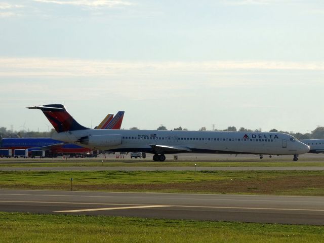 McDonnell Douglas MD-88 (N990DL)