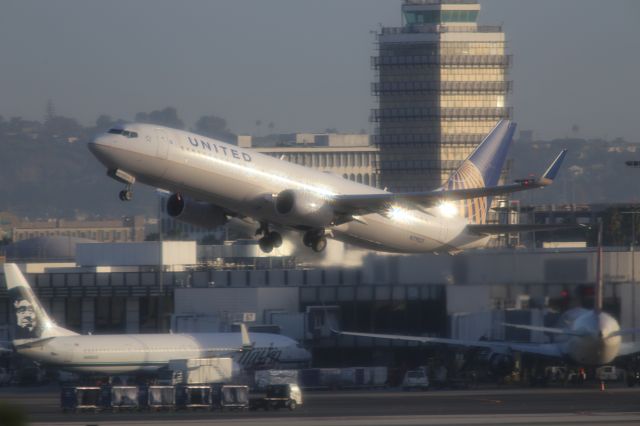 Boeing 737-800 (N79521)