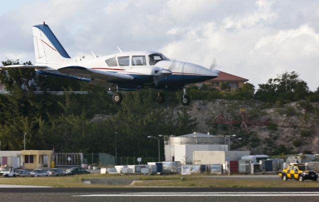 Piper Aztec —