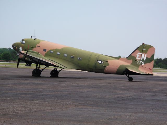 Douglas DC-3 —
