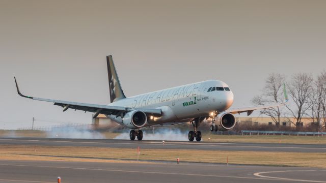 Airbus A321 (B-16206) - Eva Airways / Airbus A321-211br /Dec.12.2015 Hakodate Airport [HKD/RJCH] JAPAN