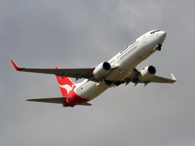 Boeing 737-800 (VH-VYC) - Getting airborne off runway 23 and heading to Sydney. Saturday, 24th March 2012.