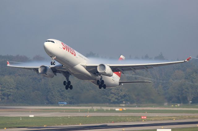 Airbus A330-300 (HB-JHF)