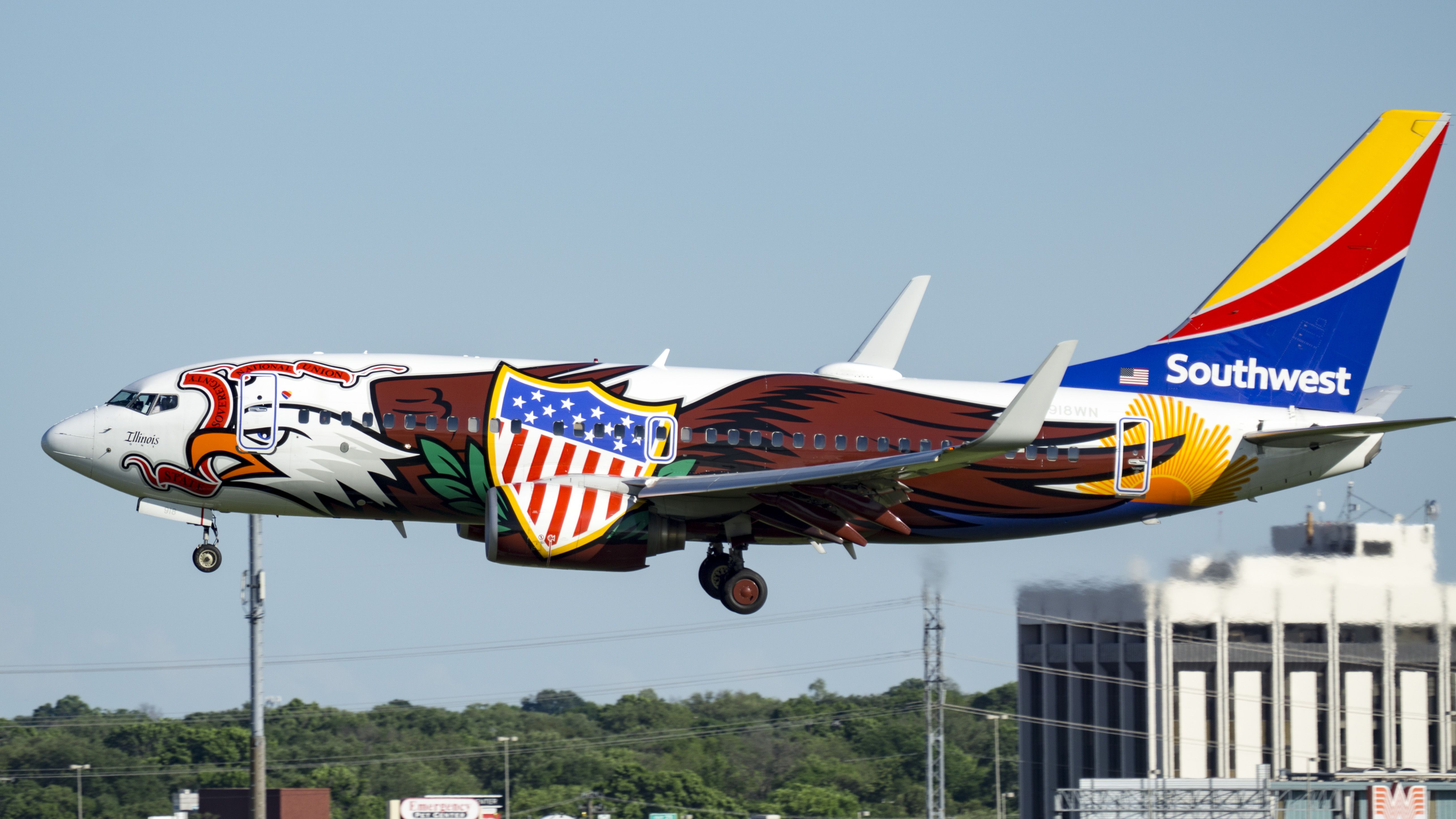 Boeing 737-700 (N918WN) - Illinois One on short final runway 4