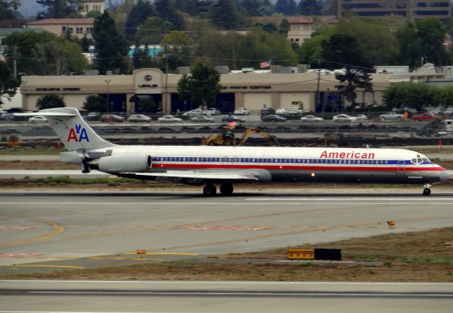 McDonnell Douglas MD-83 (N484AA)