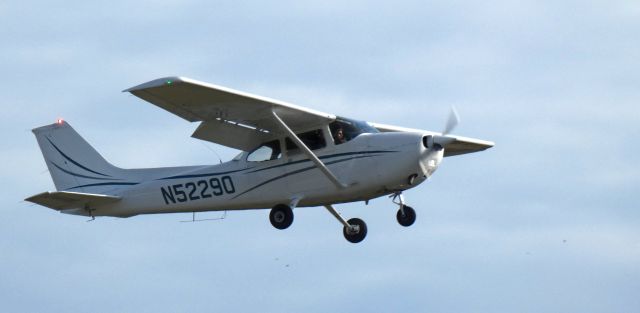 Cessna Skyhawk (N52290) - Shortly after departure is this 1980 Cessna 172P Skyhawk in the Autumn of 2024.