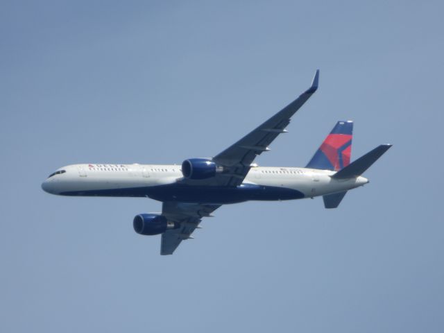 Boeing 757-200 (N713TW) - Shown here is a Delta Airline Boeing 757 a few minutes until landing in the Autumn of 2016.