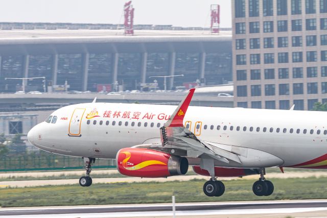 B-1032 — - A320-232(B-1032) Landing