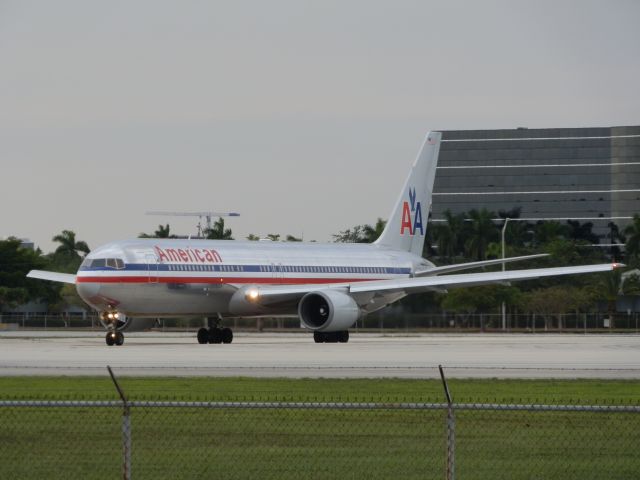 BOEING 767-300 (N371AA)