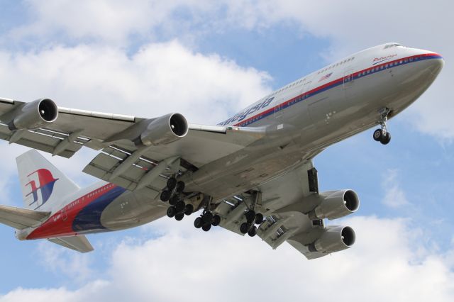 Boeing 747-200 — - Approaching runway 027L at LHR.
