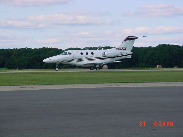 Beechcraft Premier 1 (N837JM) - Taxiing to ramp 8/31/09