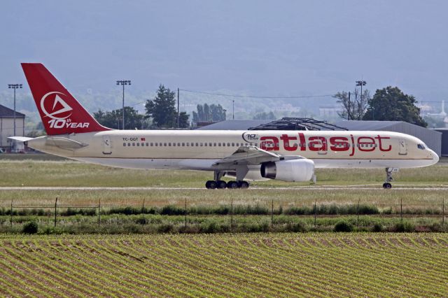 Boeing 757-200 (TC-OGT)