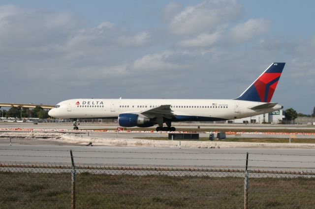 Boeing 757-200 (N670DN)