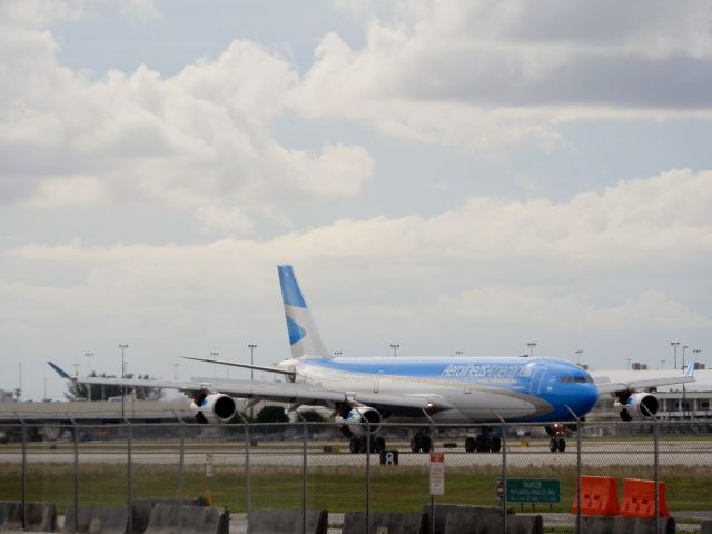 Airbus A340-300 (LV-CSD)