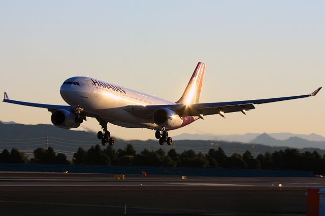 Airbus A330-200 (N380HA)