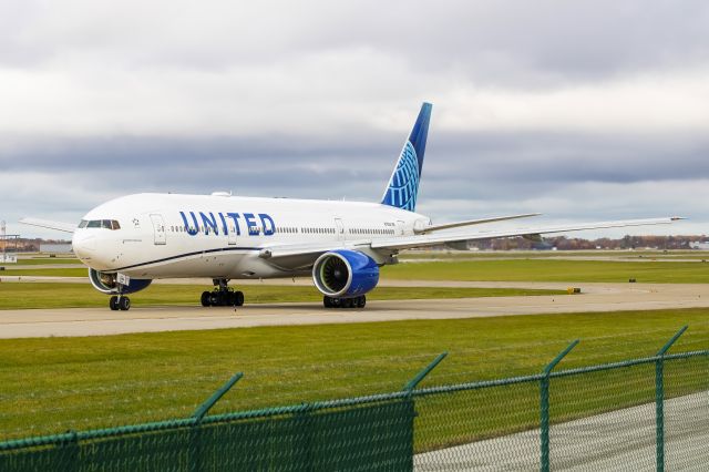 Boeing 777-200 (N795UA) - United 2535 taxiing to 6R via lima taking the Browns to Seattle.