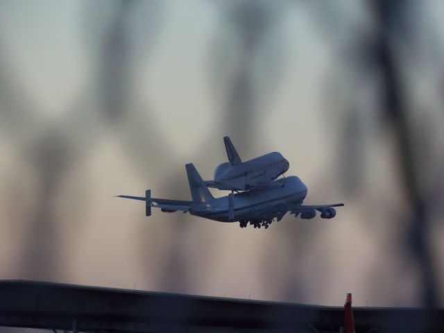 Boeing 747-200 (N905NA) - Endeavour just off the runway. Leaving Houston for California.