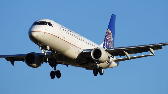 Embraer 175 (N138SY)