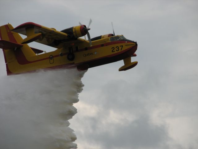 — — - Lac Lemoyne non loin de Val-d'Or en 2007 observant ce CL-215 s'entraîner.