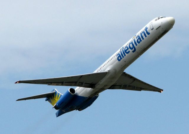 McDonnell Douglas MD-83 (N878GA) - Off of runway 14 at Shreveport Regional.