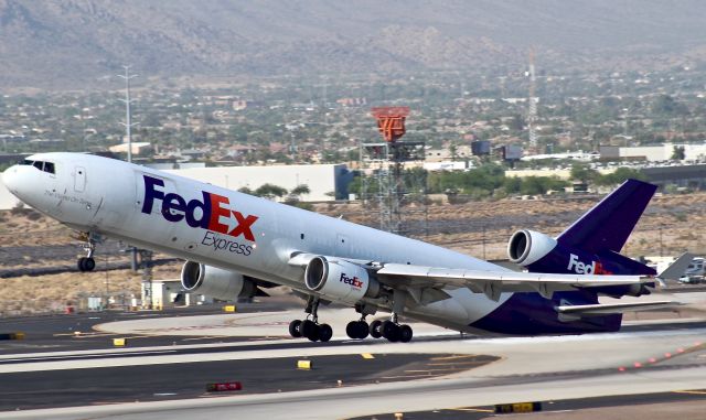 Boeing MD-11 (N586FE)