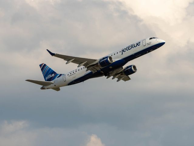 Embraer ERJ-190 (N375JB) - Jetblue 720 departs for KJFK Kennedy.