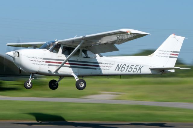 Cessna Skyhawk (N6155K) - N6155K floating over Freeway Airport's runway 18