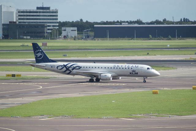 Embraer ERJ-190 (PH-EZX) - KLM Cityhopper (Skyteam) ERJ190STD cn545