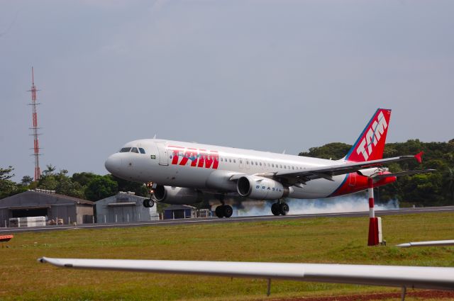 Airbus A320 (PT-MZT) - Landing