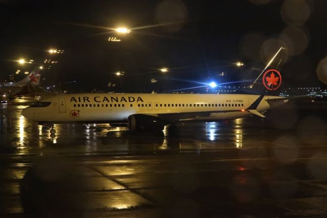 Boeing 737 MAX 8 (C-FSDQ)